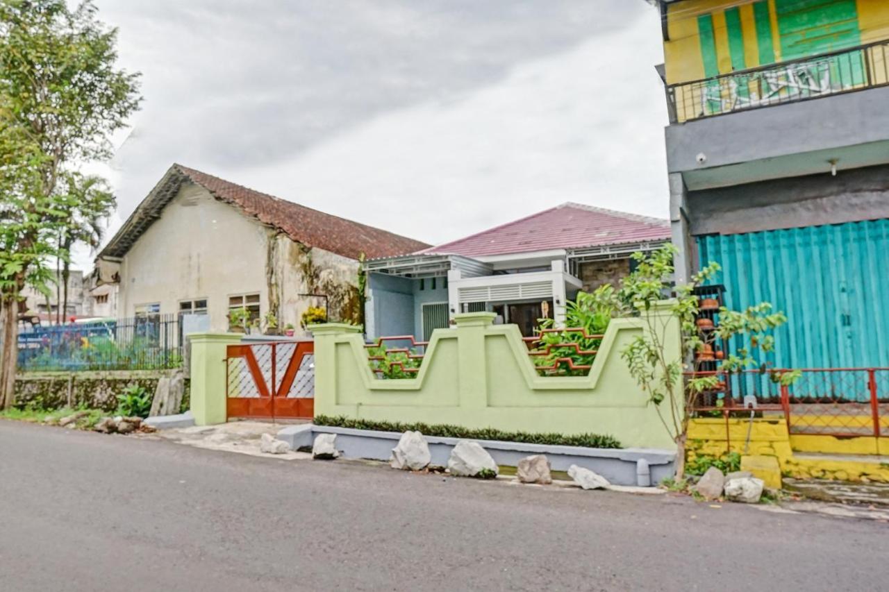 Oyo 90729 Sekar Guest House Jembel Exterior foto