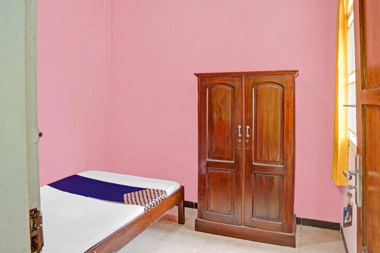 Oyo 90729 Sekar Guest House Jembel Exterior foto